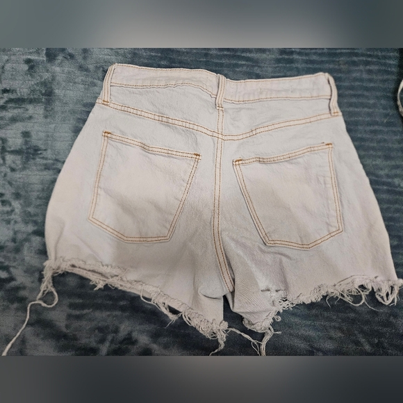 Womens universal thread light wash cut off shorts! - Picture 6 of 7